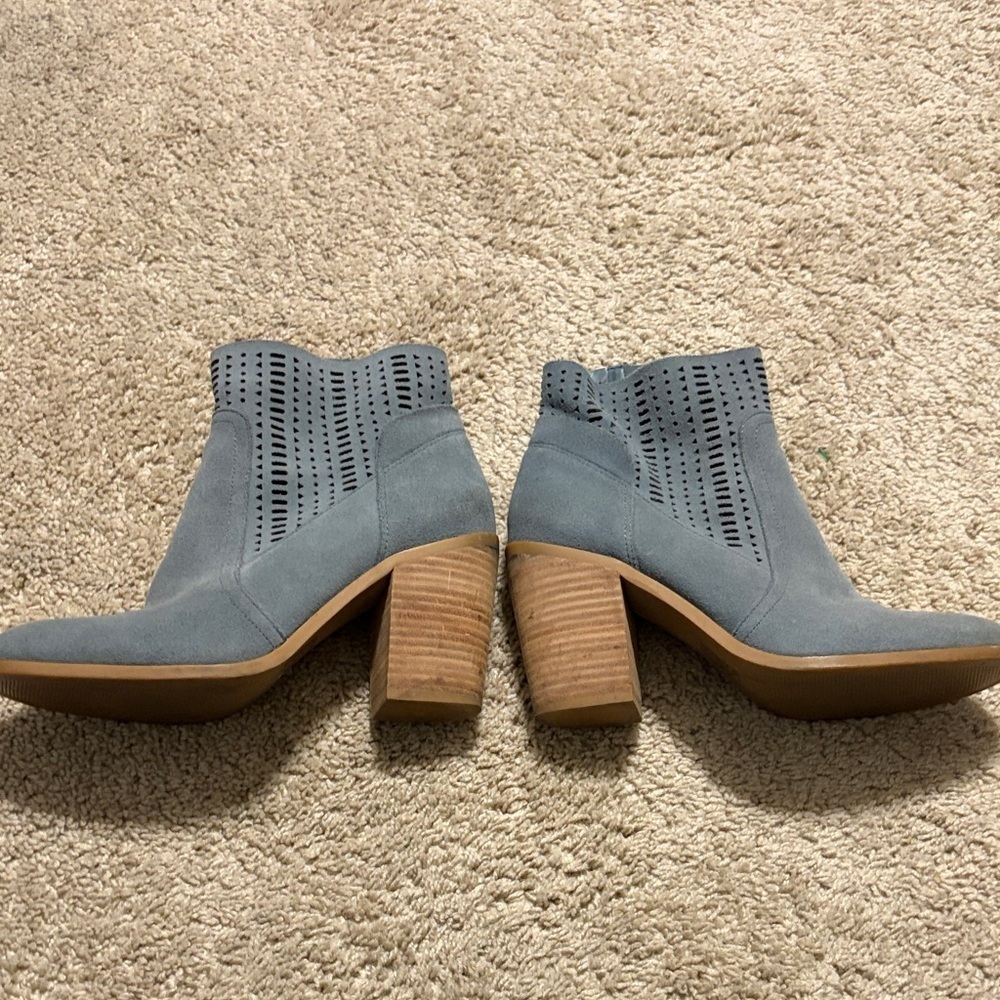 Crown Vintage Taudia suede ankle boots in a blue/gray color. Size 9